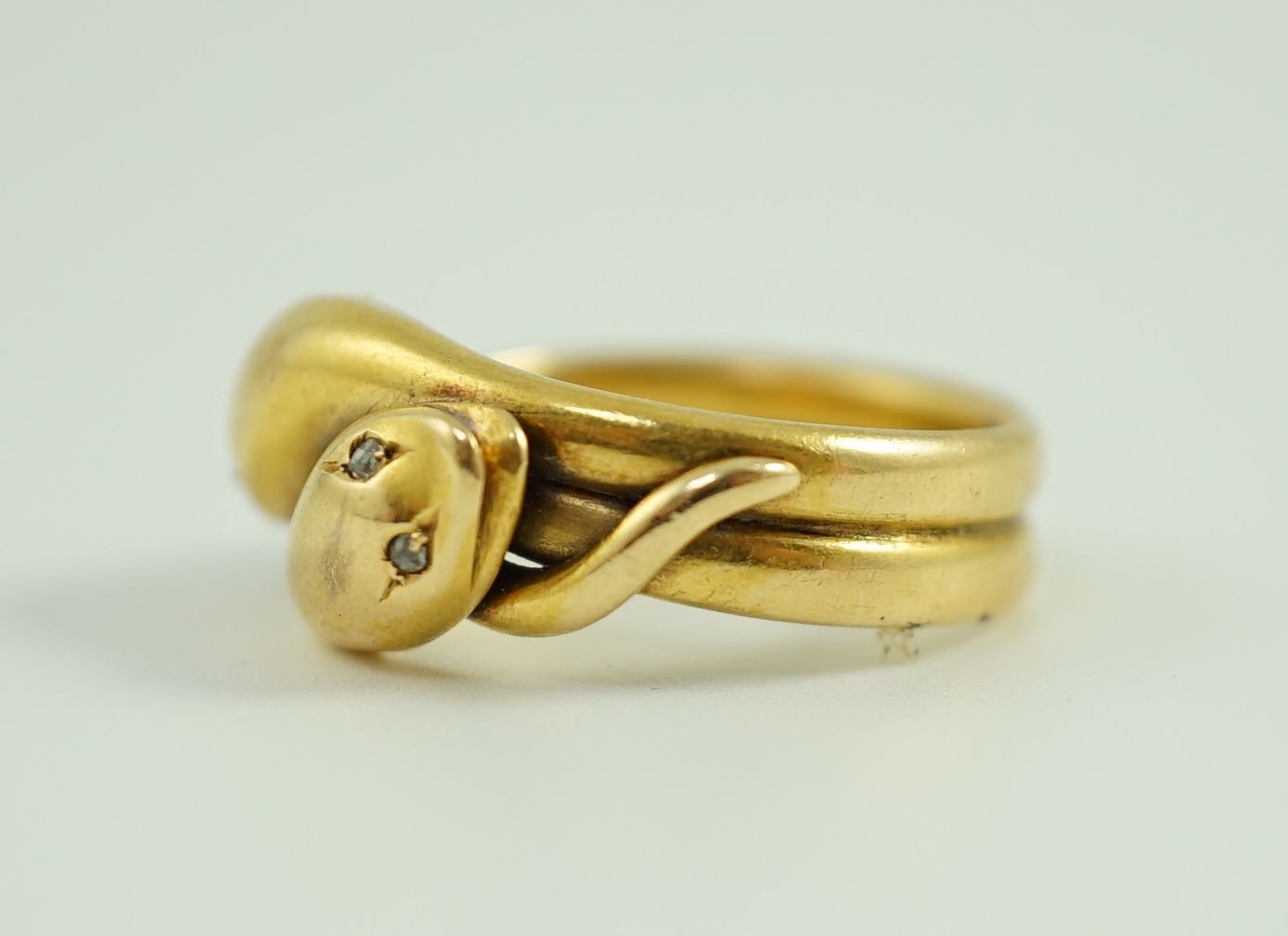 An Edwardian 18ct gold entwined twin serpent ring